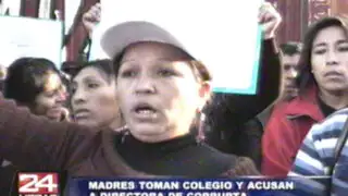 Madres de familia toman colegio de Ñaña y acusan a su directora de corrupta