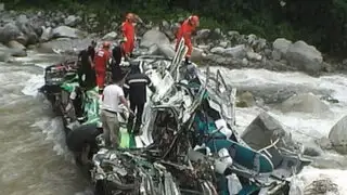 Aumentan a 22 los muertos tras caída de bus a un abismo en Yauyos