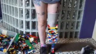Reino Unido: Joven construye prótesis para su pierna con piezas de LEGO