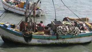 Impresionante rescate de tripulantes de bolichera que naufragó en Huacho