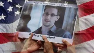 Greenwald: Snowden tiene suficiente información para destruir al Gobierno de EEUU