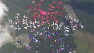 VIDEO: paracaidistas rompen récord mundial de caída libre con 'flor de 101 pétalos'