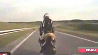 EEUU: cámaras registran choque de motociclista tras fallarle los frenos