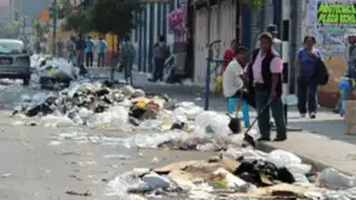 Trabajadores de limpieza pública regaron basura en calles de Lima por protesta