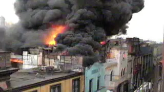 Incendio en Jirón Paruro desató el pánico en el Centro de Lima