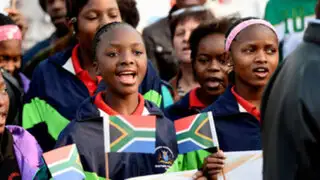 Sudafricanos celebran recuperación de Nelson Mandela en su cumpleaños