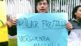 Colectivos sociales protestaron contra Pilar Freitas y Rolando Sousa