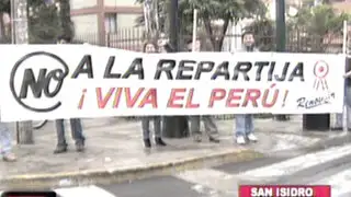 Grupo aprista Renovar protestan en la Vía Expresa por la ‘repartija’ congresal