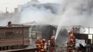Bomberos héroes del incendio en Jr. Paruro piden ayuda para recuperar equipos