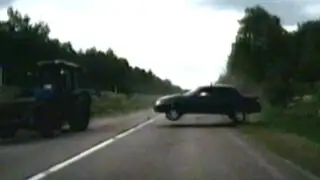 Rusia: reflejos salvan a conductor de sufrir un fatal accidente