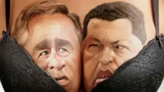 George W. Bush y Hugo Chávez juntos en un sostén ‘push up’