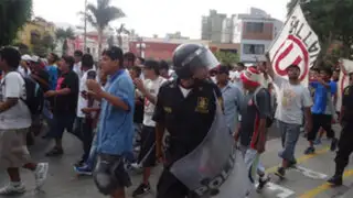 Hinchas de Universitario se suman a protestas en el Centro de Lima