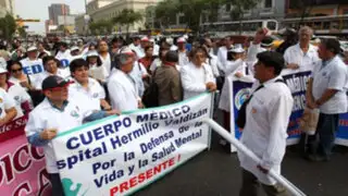 Médicos y enfermeras en huelga piden aumento de sueldo de 300%