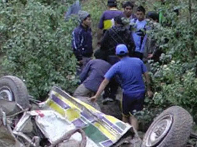 Aumentan a 15 los muertos tras caída de combi al río Huachecsa en Áncash