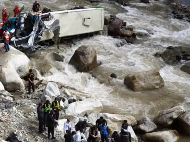 Bus con 55 pasajeros a bordo cayó a abismo de 200 metros en Cañete