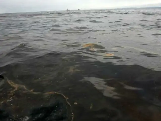 Piura: 200 barriles de petróleo se derraman en el mar de Lobitos