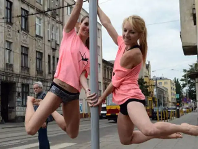 Jóvenes encandilan las calles de Polonia con sensual baile de "pole dance"