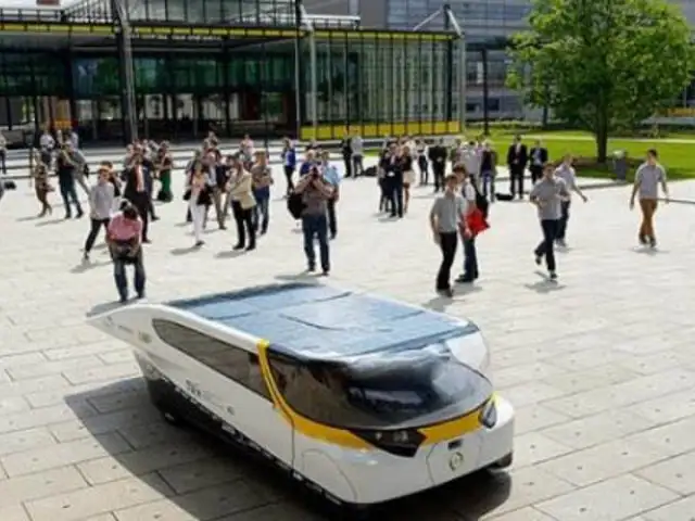 Lanzan primer automóvil familiar impulsado únicamente por energía solar