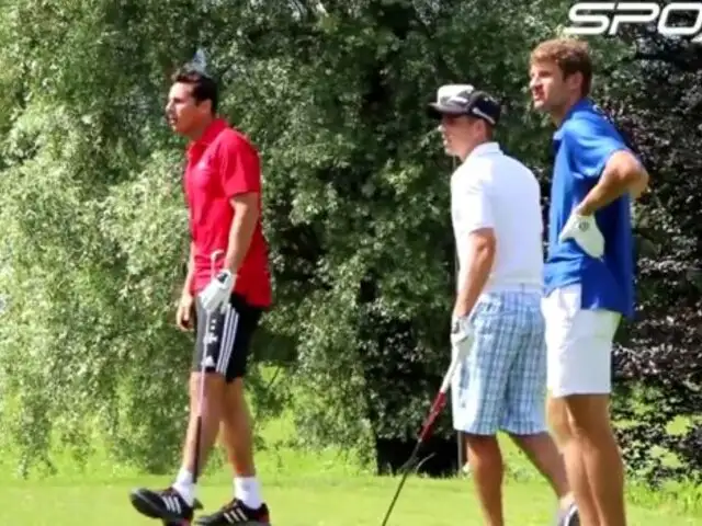 Claudio Pizarro se relaja jugando golf con sus compañeros del Bayern
