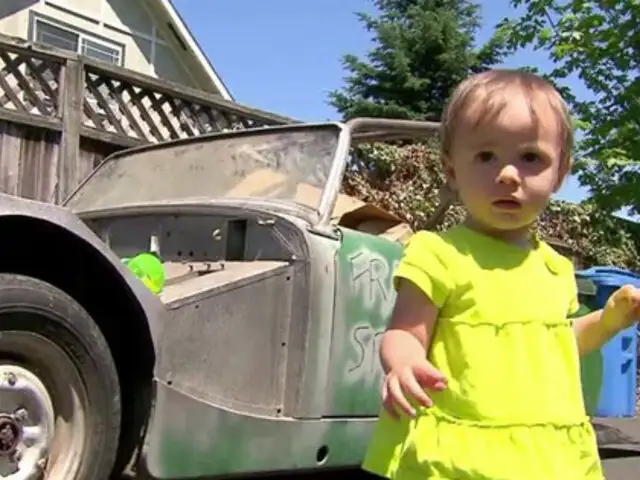 Bebé de solo 14 meses compró coche antiguo a través de una página web