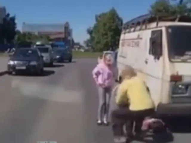 Video: dos niños se levantan ilesos luego de ser atropellados por un coche