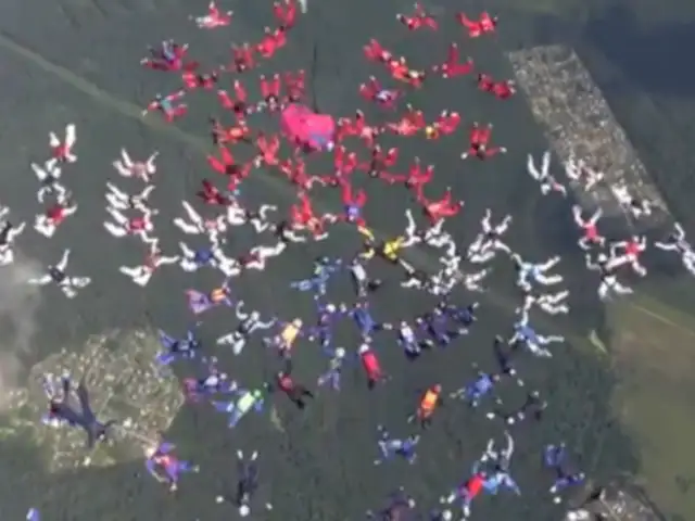 VIDEO: paracaidistas rompen récord mundial de caída libre con 'flor de 101 pétalos'