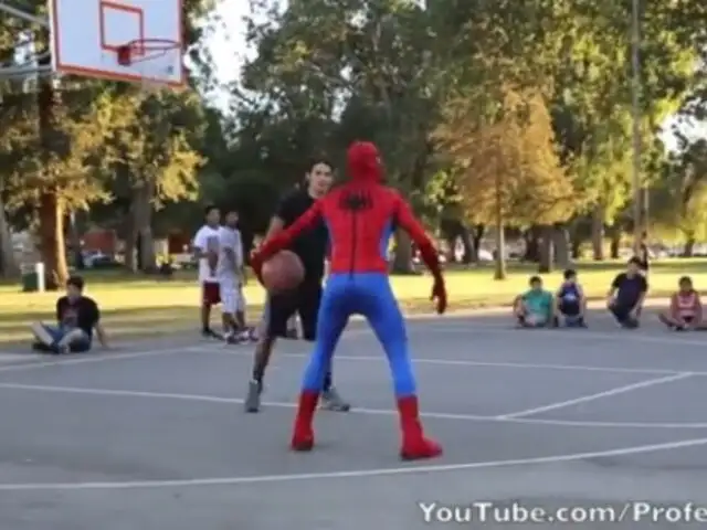 Spiderman muestra todo su talento en el baloncesto callejero