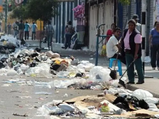 Trabajadores de limpieza pública regaron basura en calles de Lima por protesta