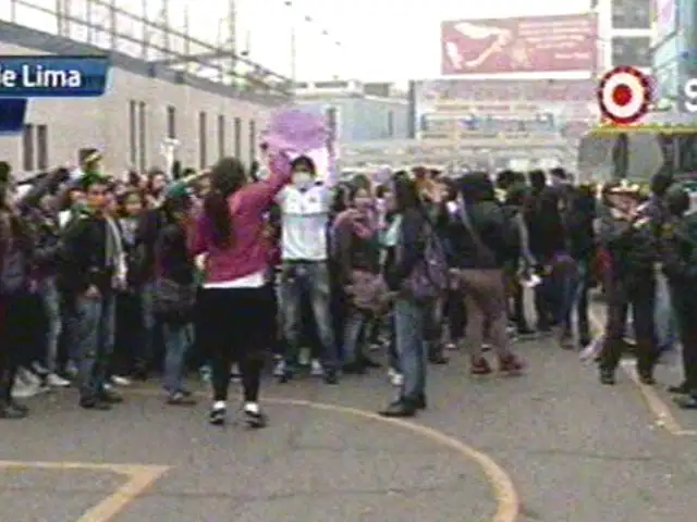 Alumnos del Instituto Argentina protestan denunciando muertes por tuberculosis