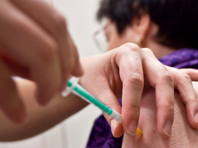 Vacunarán a adultos mayores contra la influenza y neumonía en albergues de Lima Sur