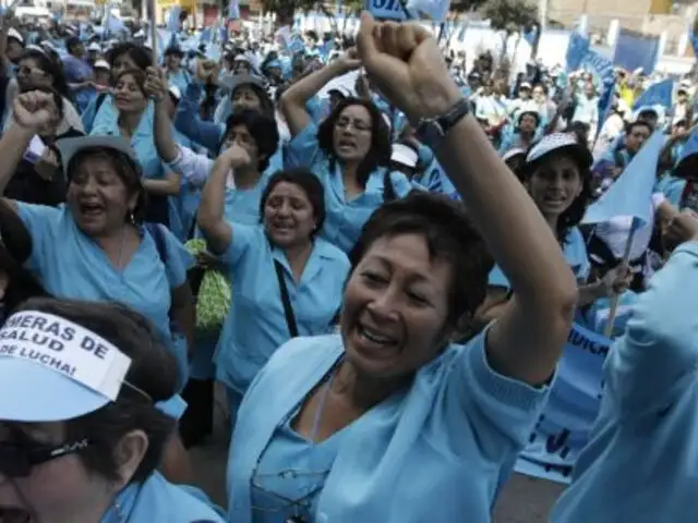 Decenas de enfermeras protestan frente al Ministerio de Salud