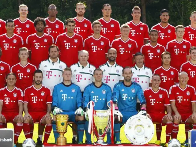 'Bombardero' Claudio Pizarro participó en la foto oficial del Bayern Múnich