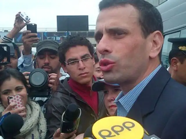Decenas de simpatizantes reciben a Capriles en el aeropuerto Jorge Chávez