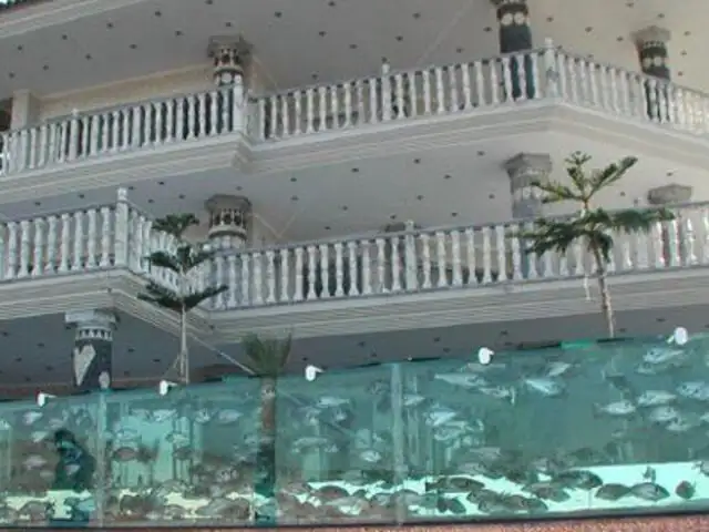 Empresario delimitó su vivienda con un acuario de 400 metros de largo