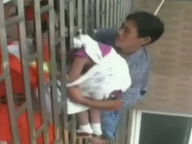 VIDEO: rescatan a niña que quedó atrapada en ventana de un edificio