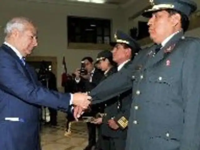 Ascienden a cinco policías por su labor en incendio de Paruro y asaltos en Lima