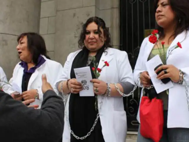 Médicos en huelga se encadenan a puerta de hospital San Bartolomé