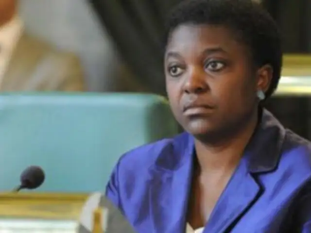 Militantes de extrema derecha lanzan plátanos a ministra negra en Italia