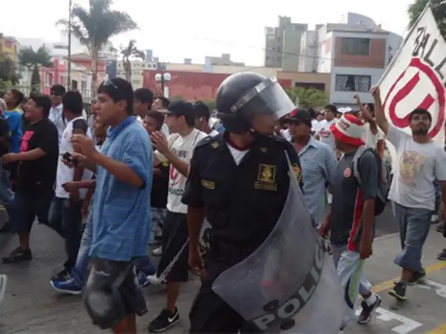 Hinchas de Universitario se suman a protestas en el Centro de Lima