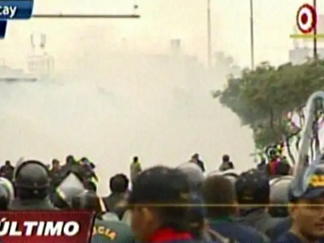 Policía lanza bombas lacrimógenas contra los manifestantes en Centro de Lima