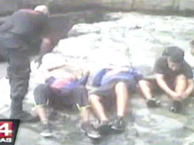 Rescatan a cinco jóvenes atrapados en peñasco de Ventanilla
