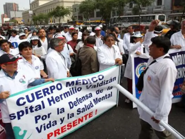 Médicos y enfermeras en huelga piden aumento de sueldo de 300%