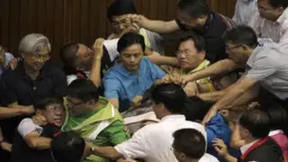 VIDEO: Batalla campal en congreso de Taiwán deja varios congresistas heridos