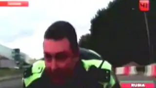 Chofer ruso condujo un kilómetro con un policía sobre el capot