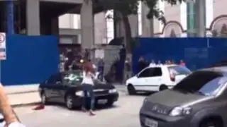 VIDEO: Una mujer brasileña destroza el auto de su enamorado por infiel