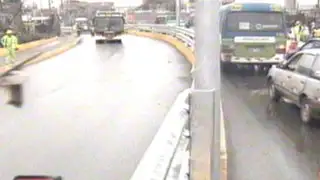 Peatones arriesgan su vida para cruzar puente Bella Unión