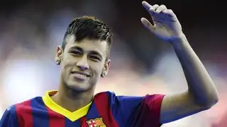 Neymar se tropieza tras hacer una pirueta en Tailandia