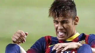 Tailandia: Neymar recibió un pelotazo en la cara que lo tumbó al gramado