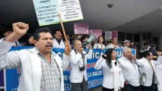 Médicos acuerdan suspender entrega de hospitales, pero huelga continúa