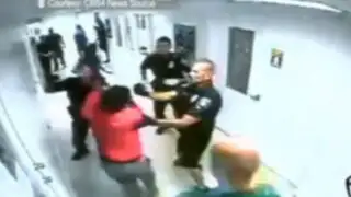 VIDEO: Policía golpea brutalmente a una adolescente con trastorno mental